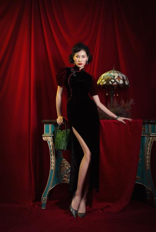 荷言HEYEN 落花如梦 时装周秀场款/明星同款 黑色真丝丝绒撞色红色泡泡袖+丝绒玫瑰盘扣 商品图6