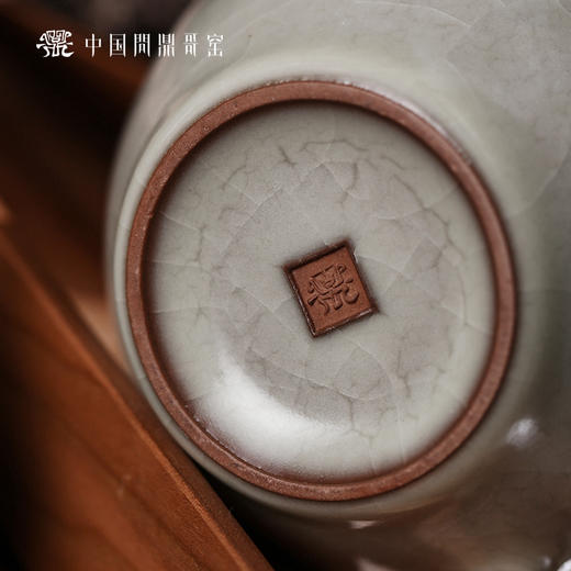 问鼎哥窑致巧款蓬留壶 商品图3