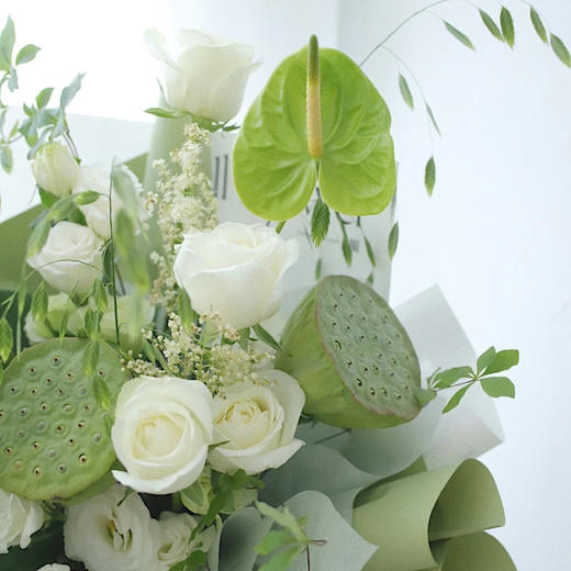 《西子湖畔》白绿色系花束 商品图3