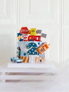 闪电麦坤儿童蛋糕:(这款价位会偏高，除了汽车是玩偶外，装饰部分是纯手工翻糖定做制作喔)