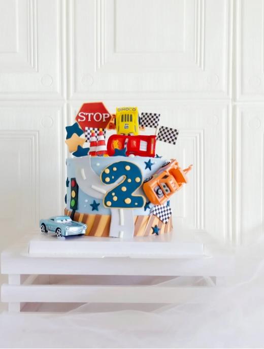 闪电麦坤儿童蛋糕:(这款价位会偏高，除了汽车是玩偶外，装饰部分是纯手工翻糖定做制作喔) 商品图0