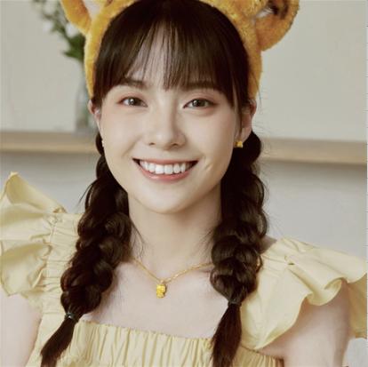 周大福虎年生肖系列超人虎足金黄金吊坠 商品图1