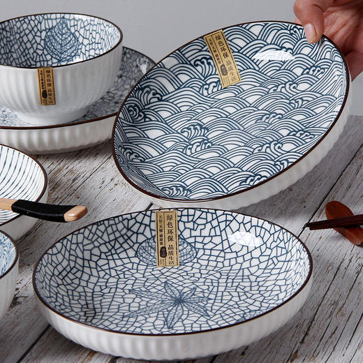 【高密度进口釉料，油污难存留，温水一冲即净】景德镇16件套竖纹釉下彩餐具 I 环保健康无铅立体花纹微波炉陶瓷餐盘 商品图4