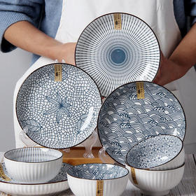 【高密度进口釉料，油污难存留，温水一冲即净】景德镇16件套竖纹釉下彩餐具 I 环保健康无铅立体花纹微波炉陶瓷餐盘