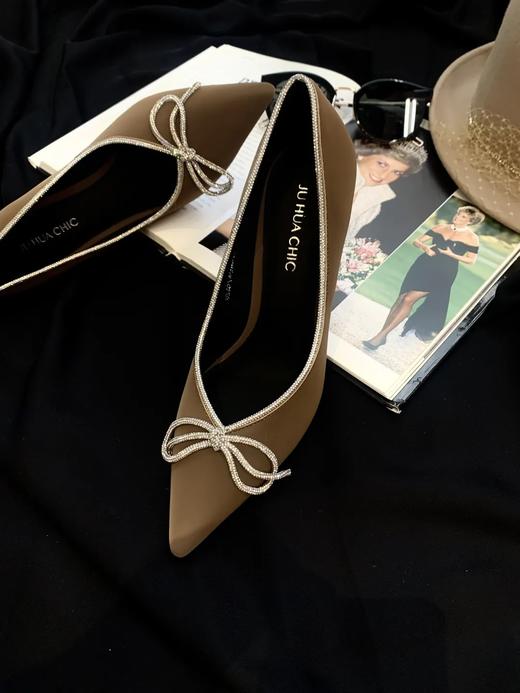 【断码特惠不退换】法式浅口水钻蝴蝶鞋高跟鞋丨鞋头鞋跟头层丝绒牛皮一气呵成 典雅镐级  鞋面精致水钻蝴蝶结设计 减龄时尚 经典不过时 鞋身水钻点缀  优雅气质羊皮垫脚 8cm鞋跟 脚感4公分 商品图3