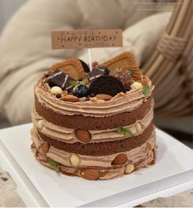 法芙娜巧克力裸蛋糕：（法芙娜巧克力香缇奶油➕可可百利薄脆➕榛子酱，一口下去满满的治愈）