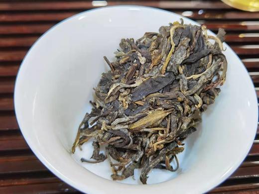 2021年春  早荞地   古树青饼 普洱 生茶  200克 商品图4