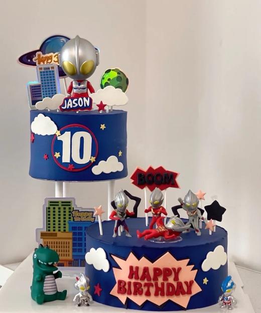 奥特曼悬浮儿童主题蛋糕：(特别提示：蛋糕表层轻轻晕染0.05cm蓝色食用色素内部还是纯色奶油，可放心食用，介意的食客可收到刮掉后食用) 商品图0