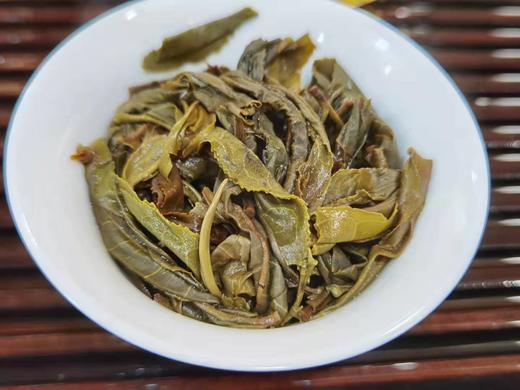 2021年春  早荞地   古树青饼 普洱 生茶  200克 商品图3