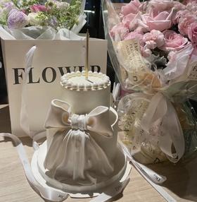 白色珠光蝴蝶结蛋糕