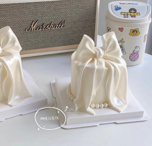 白色珠光蝴蝶结蛋糕 商品图1
