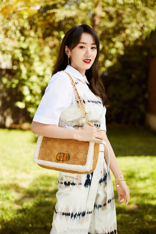 D长字母耳钉 ，Z 8400，非常修饰脸型，D!or字母排序，每个字母上边颗颗施华洛钻，多种佩戴方法，可以单独佩戴，也可以搭配D家其他款，上耳特别柔美显气质，仙女必备款！ 商品图2