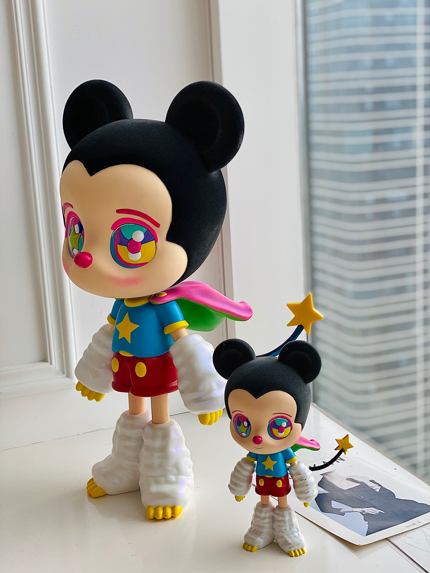 收藏篇 下田光三方联名 超大艺术雕塑 色彩鲜明的米奇 充满童趣 少女