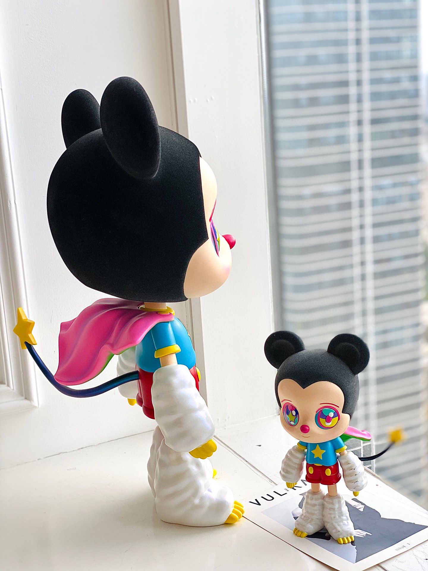 收藏篇 下田光三方联名 超大艺术雕塑 色彩鲜明的米奇 充满童趣 少女