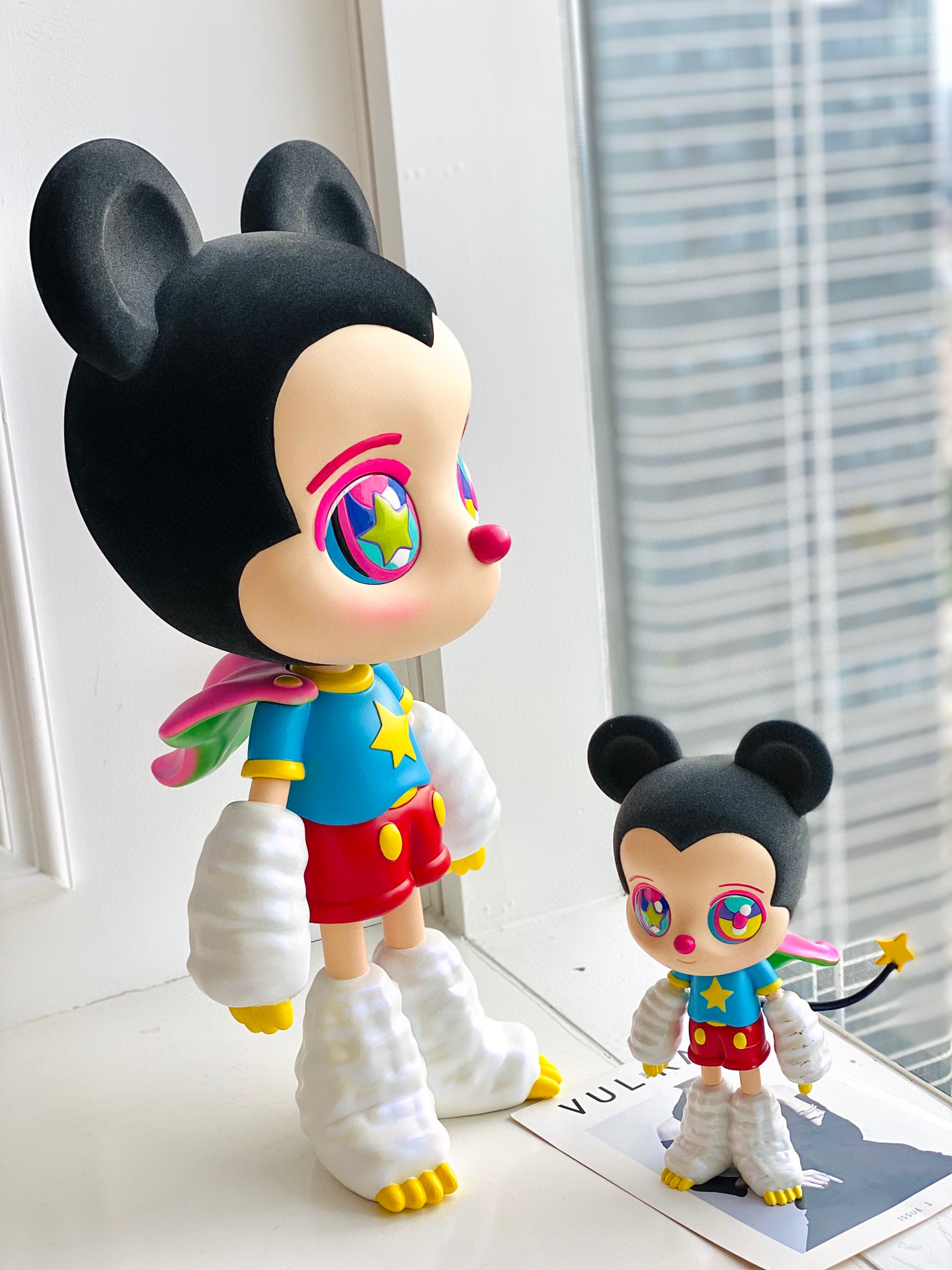 收藏篇 下田光三方联名 超大艺术雕塑 色彩鲜明的米奇 充满童趣 少女