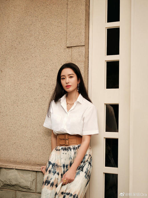 D长字母耳钉 ，Z 8400，非常修饰脸型，D!or字母排序，每个字母上边颗颗施华洛钻，多种佩戴方法，可以单独佩戴，也可以搭配D家其他款，上耳特别柔美显气质，仙女必备款！ 商品图8