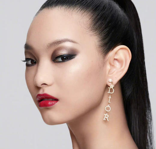 D长字母耳钉 ，Z 8400，非常修饰脸型，D!or字母排序，每个字母上边颗颗施华洛钻，多种佩戴方法，可以单独佩戴，也可以搭配D家其他款，上耳特别柔美显气质，仙女必备款！ 商品图0