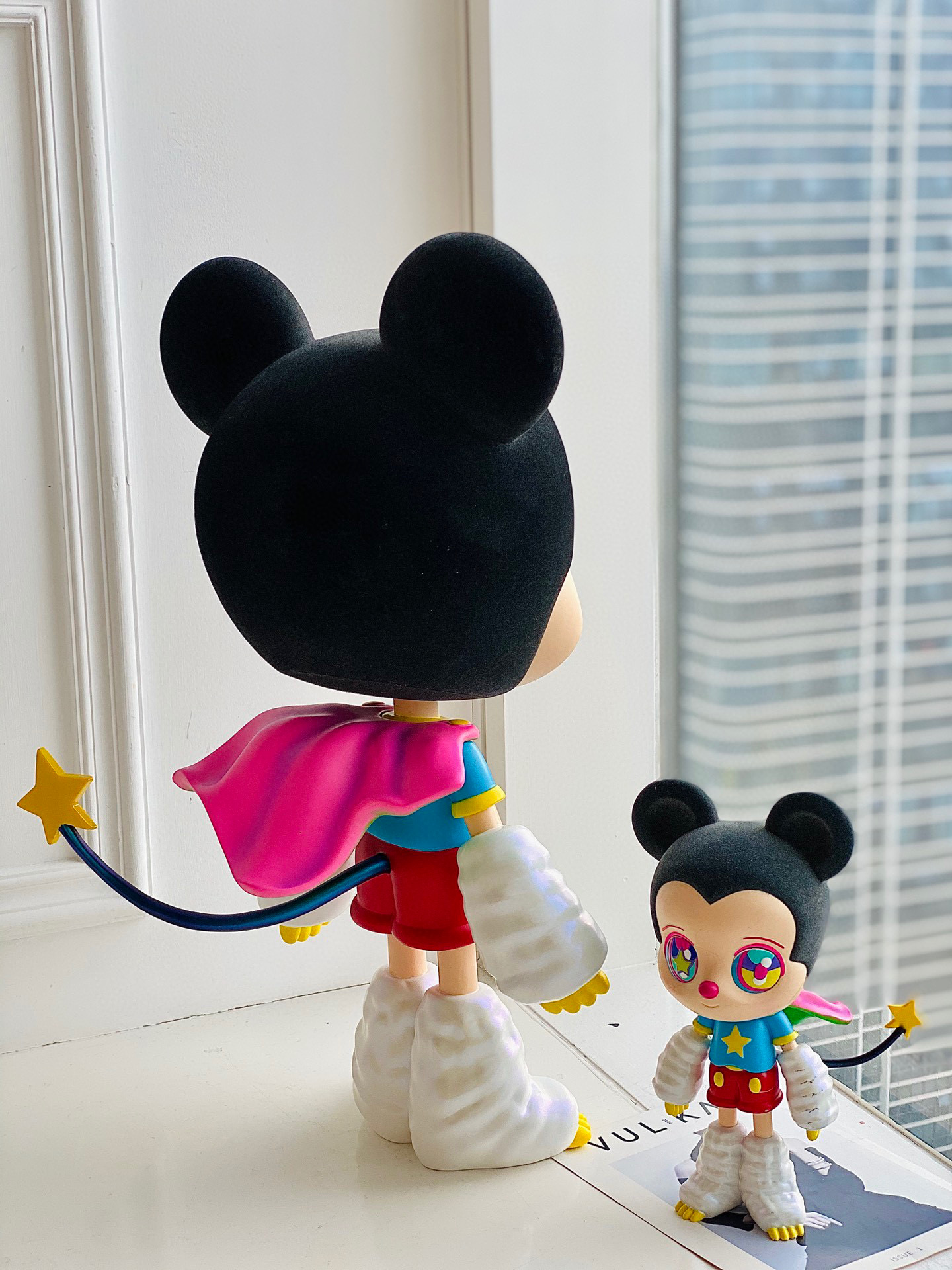 收藏篇 下田光三方联名 超大艺术雕塑 色彩鲜明的米奇 充满童趣 少女