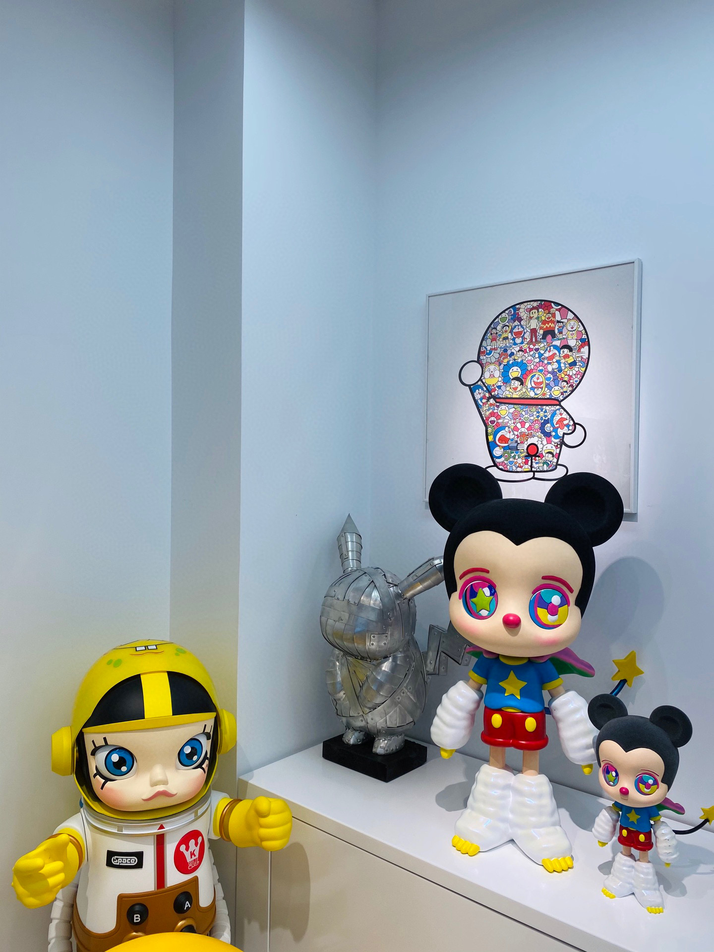 收藏篇 下田光三方联名 超大艺术雕塑 色彩鲜明的米奇 充满童趣 少女