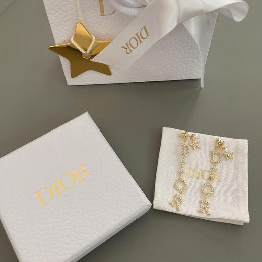 D长字母耳钉 ，Z 8400，非常修饰脸型，D!or字母排序，每个字母上边颗颗施华洛钻，多种佩戴方法，可以单独佩戴，也可以搭配D家其他款，上耳特别柔美显气质，仙女必备款！ 商品图6