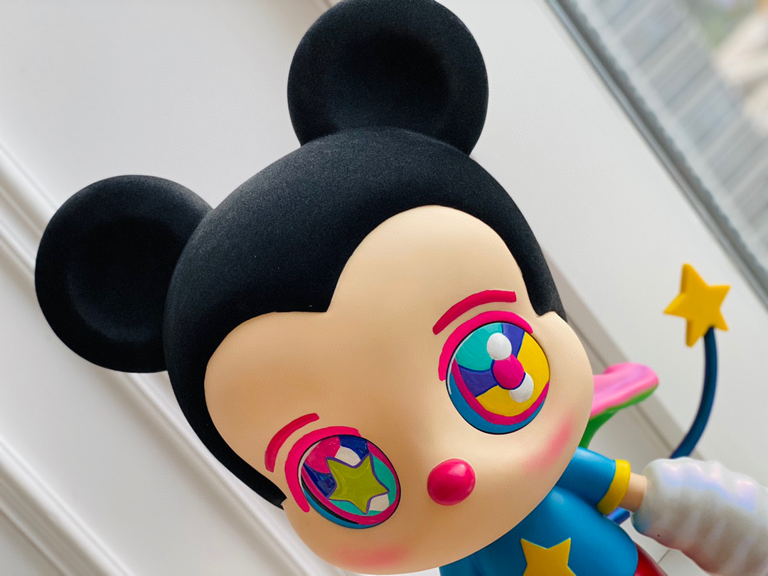 收藏篇 下田光三方联名 超大艺术雕塑 色彩鲜明的米奇 充满童趣 少女