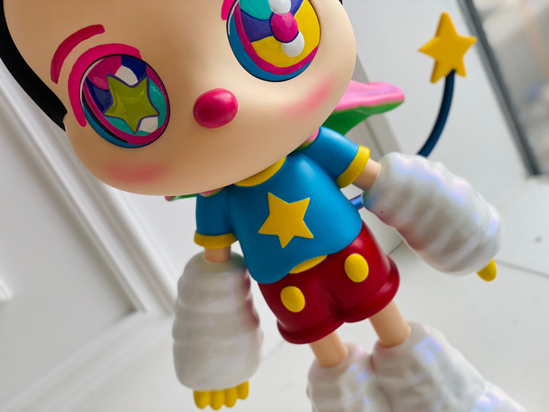 收藏篇 下田光三方联名 超大艺术雕塑 色彩鲜明的米奇 充满童趣 少女