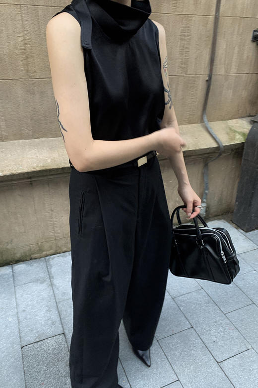 Viktoria Chan | AW2152 Frances high collar silk top [高领无袖上衣 黑/白] 商品图1