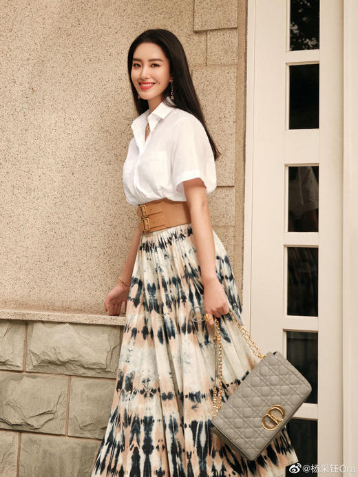 D长字母耳钉 ，Z 8400，非常修饰脸型，D!or字母排序，每个字母上边颗颗施华洛钻，多种佩戴方法，可以单独佩戴，也可以搭配D家其他款，上耳特别柔美显气质，仙女必备款！ 商品图7