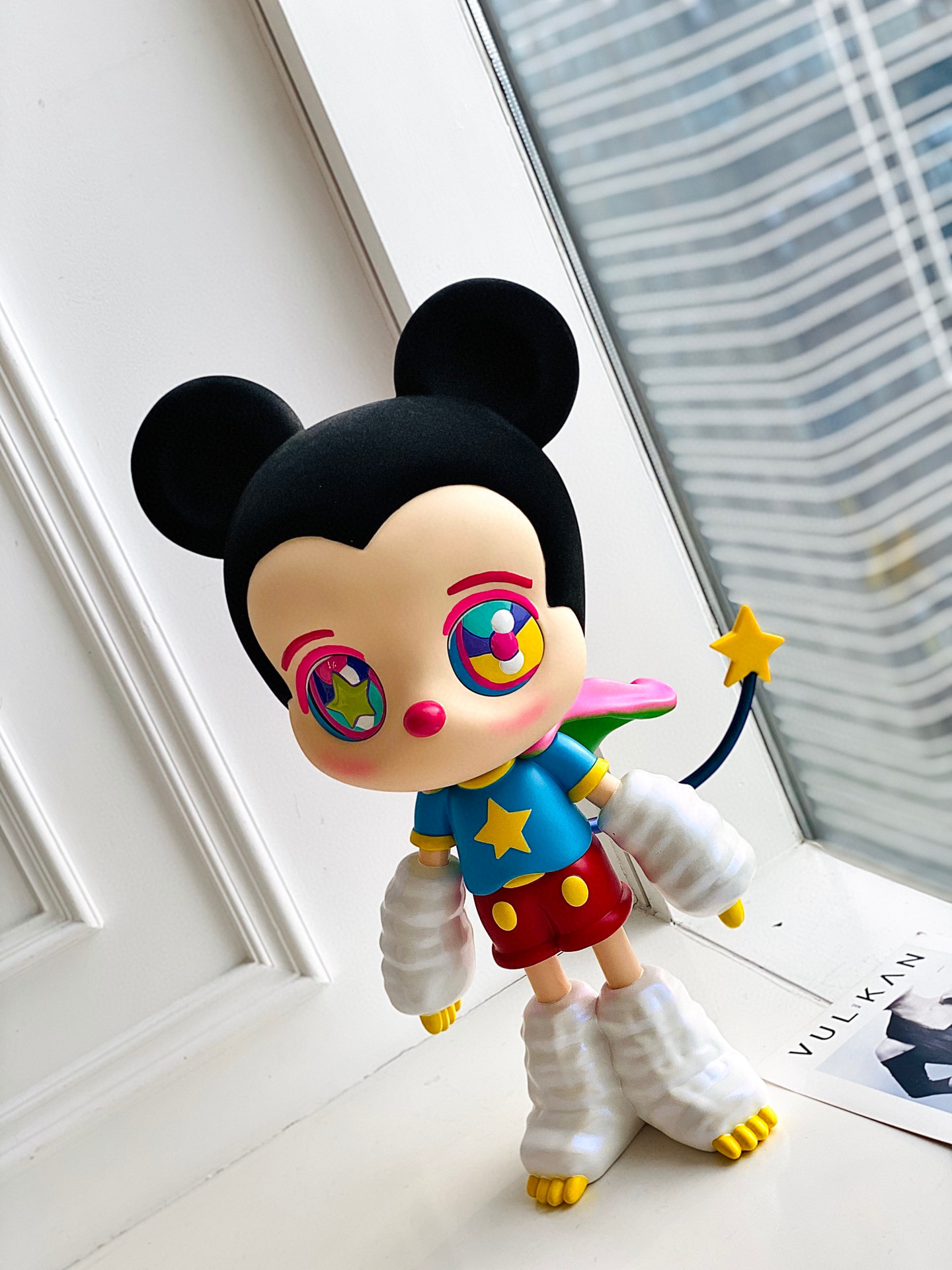 收藏篇 下田光三方联名 超大艺术雕塑 色彩鲜明的米奇 充满童趣 少女