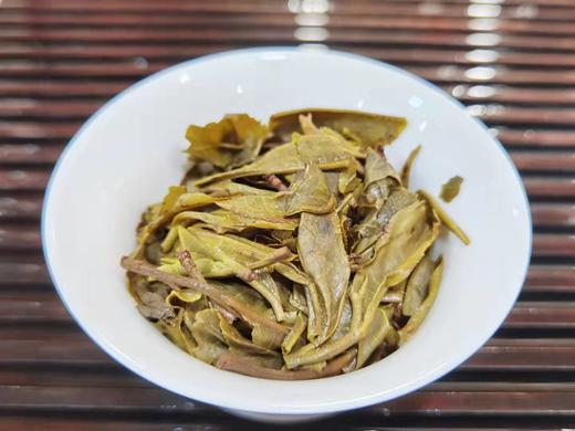 2021春  弯弓   古树青饼  普洱生茶  200克 商品图6