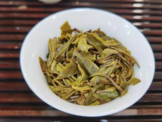 2021春  弯弓   古树青饼  普洱生茶  200克 商品图4