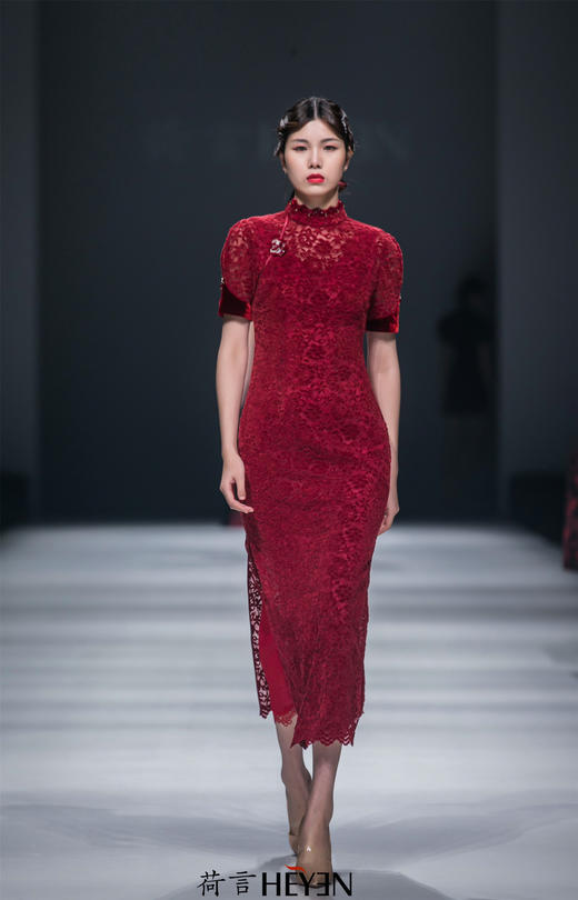 荷言HEYEN 画楼深 红色植绒镂空蕾丝+精致玫瑰盘扣胸针+别致月牙领 商品图2