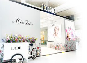 昆明百盛1楼中庭DIOR展台