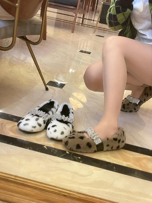 玛丽珍+水钻羊羔毛鞋丨blingbling水钻松紧带穿脱方便 一体式羊羔毛设计 保暖又实用 可爱软萌的设计师定制款 羊羔毛平底鞋 适合这个寒冷的秋冬 商品图8