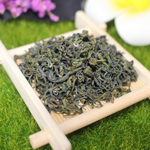 【2024春茶】圣青日照春芽 北纬35°代表作 高纬度绿茶绿色铁盒装（125g/盒） 商品图2