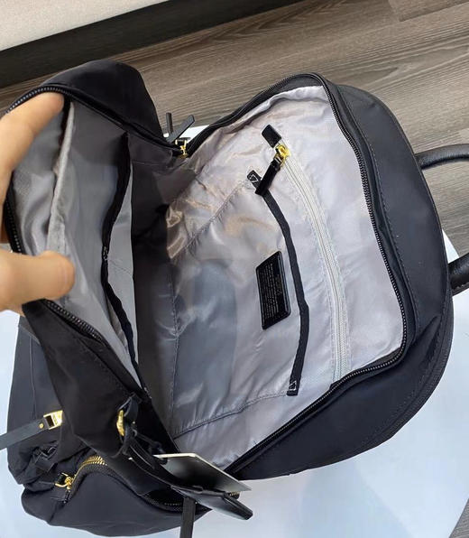 防水尼龙双肩背包。尺寸:43x31x14cm 商品图4