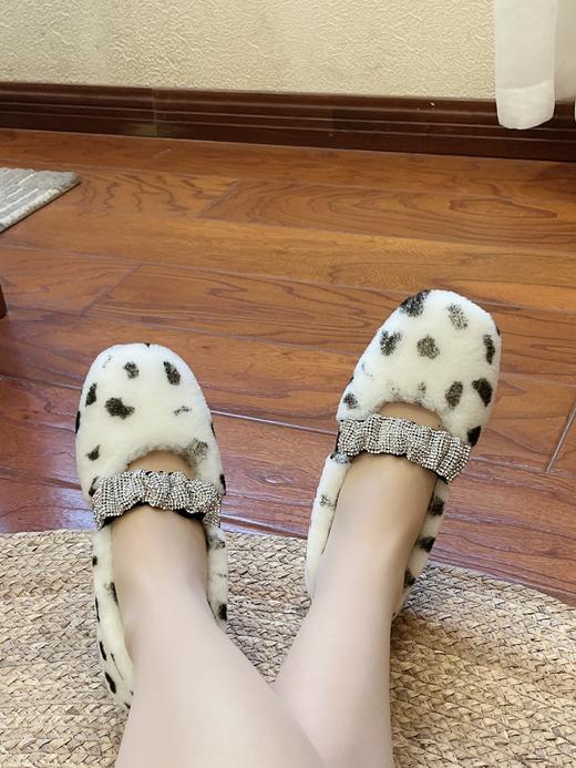 玛丽珍+水钻羊羔毛鞋丨blingbling水钻松紧带穿脱方便 一体式羊羔毛设计 保暖又实用 可爱软萌的设计师定制款 羊羔毛平底鞋 适合这个寒冷的秋冬 商品图1