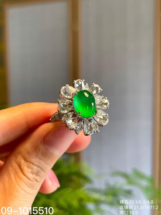 09-1015510，玻璃种木那艳绿蛋面戒指，具体价格微信咨询 商品图1