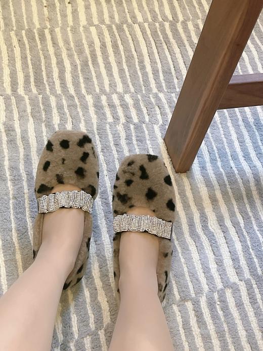 玛丽珍+水钻羊羔毛鞋丨blingbling水钻松紧带穿脱方便 一体式羊羔毛设计 保暖又实用 可爱软萌的设计师定制款 羊羔毛平底鞋 适合这个寒冷的秋冬 商品图6