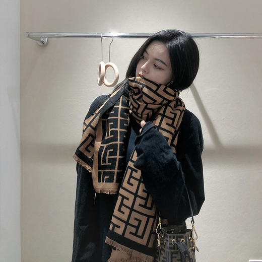 【搭出轻奢优雅感】印花G款大字母logo大提花围巾女秋冬季新款保暖围脖披肩 商品图2