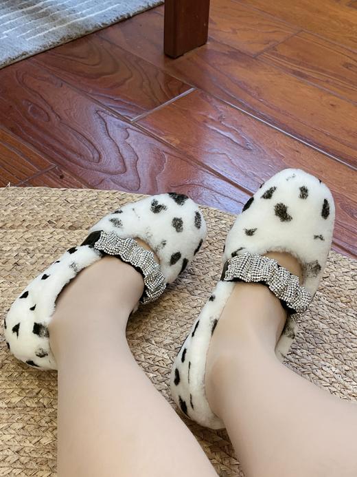 玛丽珍+水钻羊羔毛鞋丨blingbling水钻松紧带穿脱方便 一体式羊羔毛设计 保暖又实用 可爱软萌的设计师定制款 羊羔毛平底鞋 适合这个寒冷的秋冬 商品图7