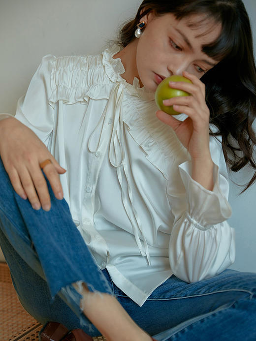 HeyDress日本醋酸缎面白衬衫女法式宫廷设计感木耳边长袖上衣 商品图0