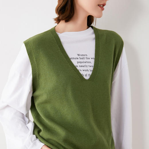 【闭眼入 时尚减龄】软糯细腻触感  轻盈百搭复古V领针织马甲 薄厚适宜 优雅知性 轻松通勤日常穿搭 商品图1