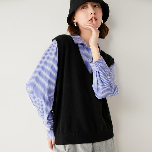 【闭眼入 时尚减龄】软糯细腻触感  轻盈百搭复古V领针织马甲 薄厚适宜 优雅知性 轻松通勤日常穿搭 商品图4