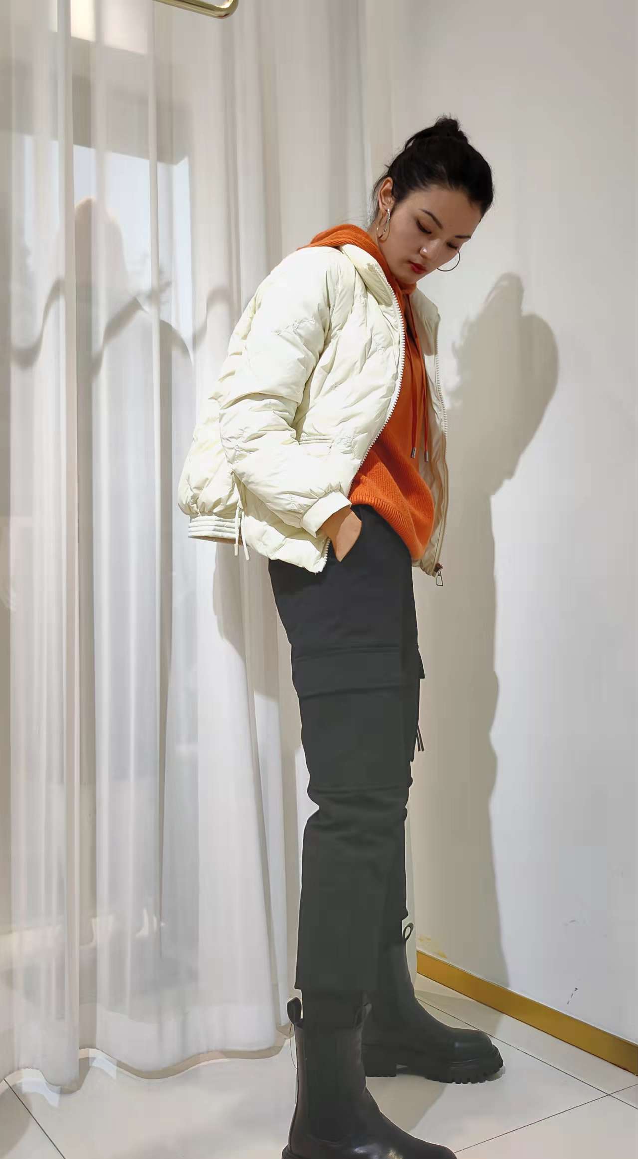 382776女式弹力工装羽绒裤，户外及学生必备，5个尺码S 到XXL，内侧加弹力缝活动自如，休闲时尚可搭配马丁靴 短筒靴，板鞋运动鞋，松紧腰带抽绳可调节腰围大小！适合各年龄段！实物膝上口袋无拉链是扣子