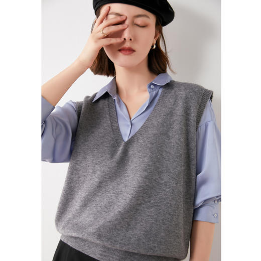 【闭眼入 时尚减龄】软糯细腻触感  轻盈百搭复古V领针织马甲 薄厚适宜 优雅知性 轻松通勤日常穿搭 商品图3