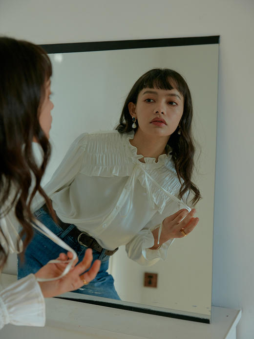 HeyDress日本醋酸缎面白衬衫女法式宫廷设计感木耳边长袖上衣 商品图1