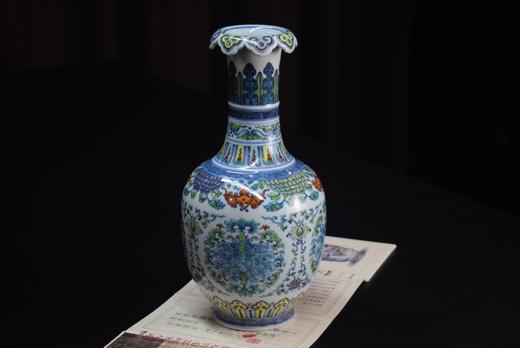 斗彩缠枝莲团花赏瓶 商品图0