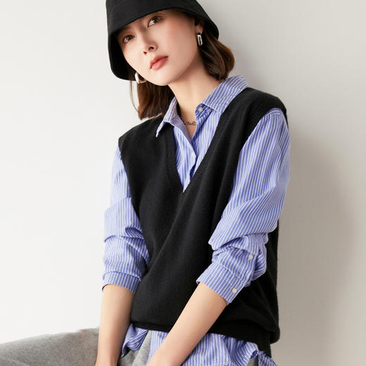 【闭眼入 时尚减龄】软糯细腻触感  轻盈百搭复古V领针织马甲 薄厚适宜 优雅知性 轻松通勤日常穿搭 商品图2