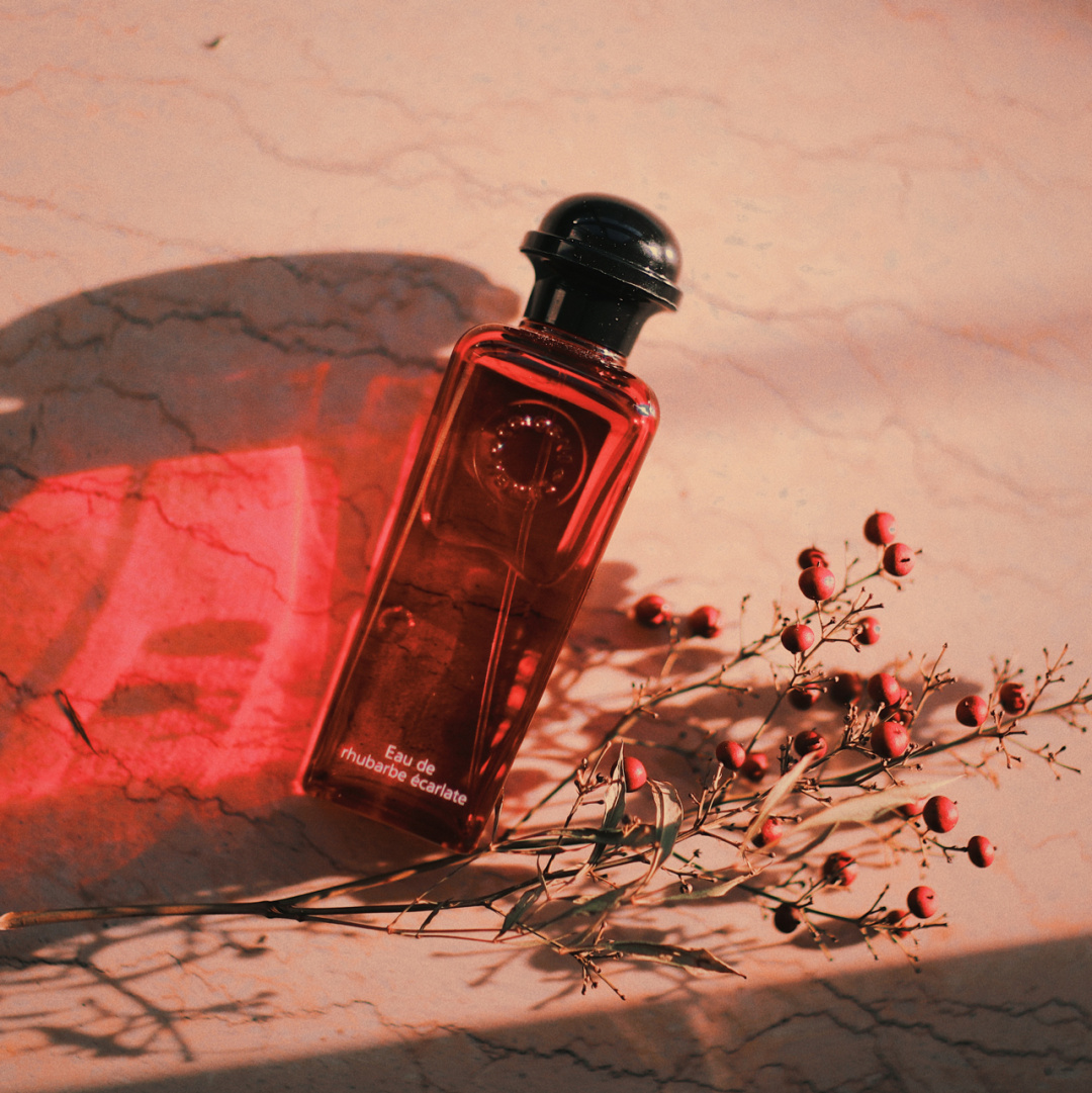 如果你想买一个不撞香的高级香水 推荐「爱马仕Hermes血色大黄」100ml   完全清新的一瓶香水，被名字带跑偏了! !